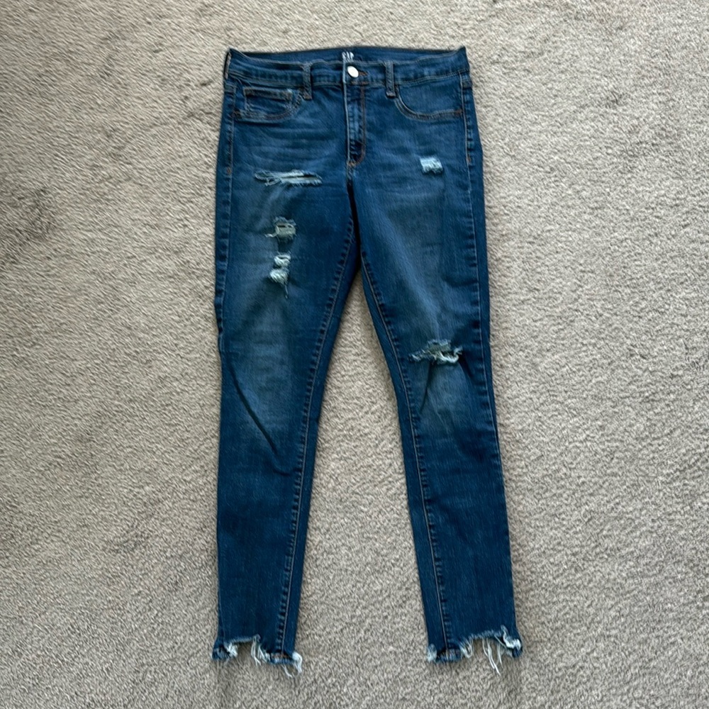 Gap super distressed cropped stretchy “Favorite jegging”. Size 30 reg